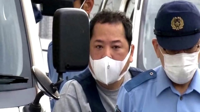Toshiharu Takeuchi đeo khẩu trang khi bị bắt. Ảnh:&nbsp;iNews