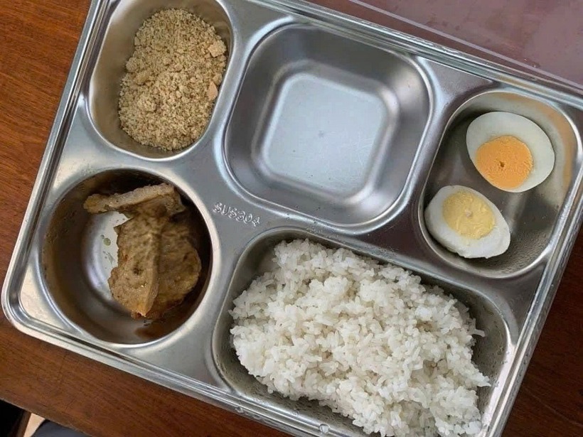 Hình ảnh bữa ăn gây xôn xao được chụp tại trường vào trưa 6/10. Ảnh: VietNamNet.