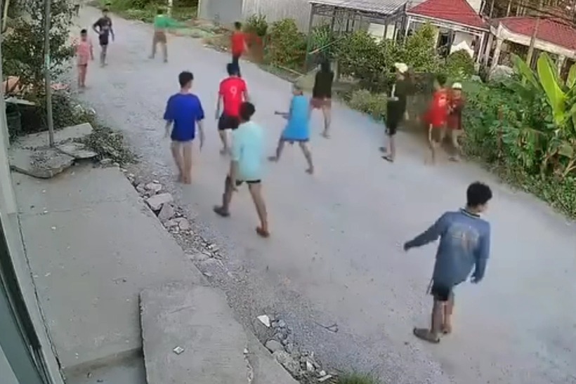 Hình ảnh nhóm học viên bỏ trốn khỏi trại cai nghiện ở An Giang. Ảnh: Dân Trí.