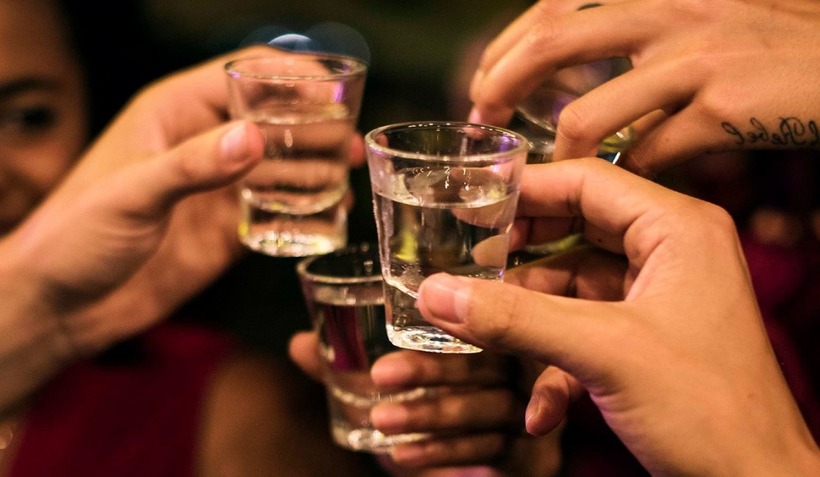Yêu nhầm bạn trai đã có vợ, cô gái trẻ 18 tuổi tự kết liễu cuộc đời sau bữa ăn cùng nhóm bạn. Ảnh minh họa