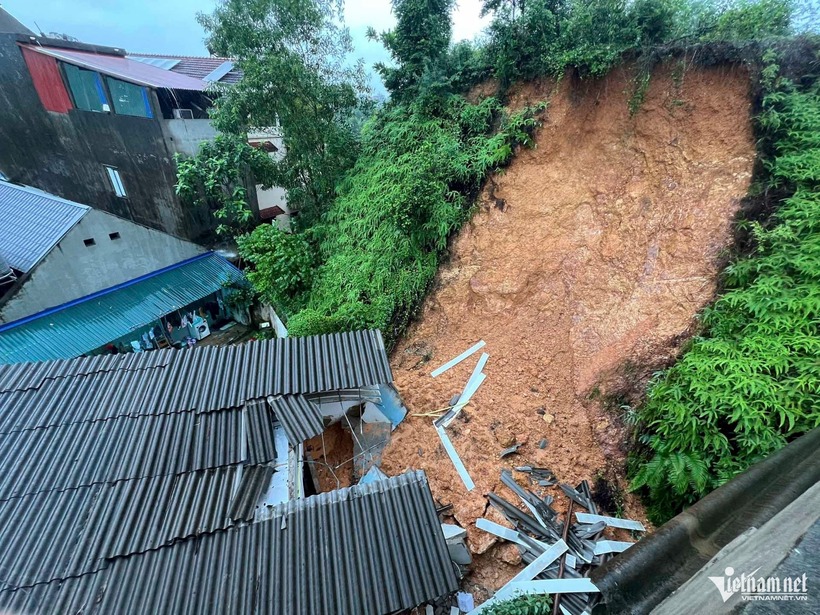 Khu trọ dưới chân đồi sạt lở.