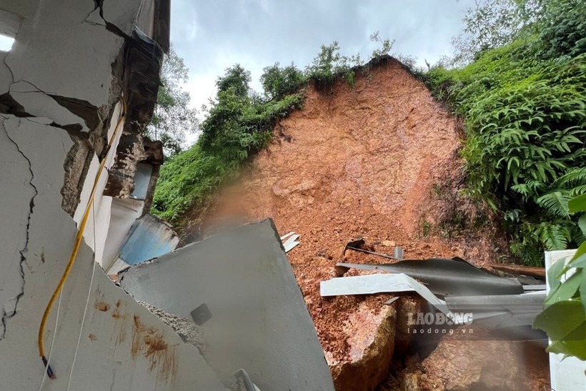Mưa lớn do hoàn lưu bão số 11 gây sạt lở đất tại khu trọ phường Phan Đình Phùng.