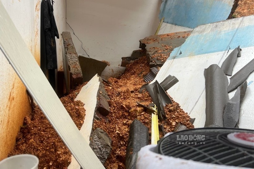 Khu vực phòng trọ bị đất đá tràn vào, vùi lấp gần hết gian phòng.