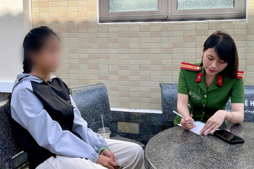 Công an phường Hương Trà làm việc với em L. Ảnh: Dân trí