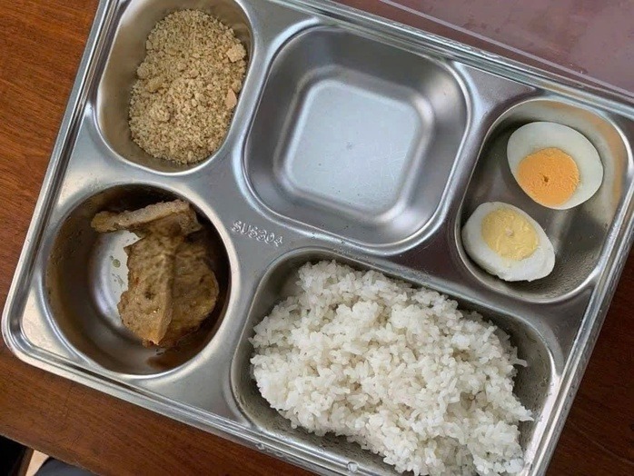 Hình ảnh khay cơm của học sinh bán trú ở Trường Tiểu học số 1 Ba Đồn - đang gây tranh cãi. Ảnh: Người lao động