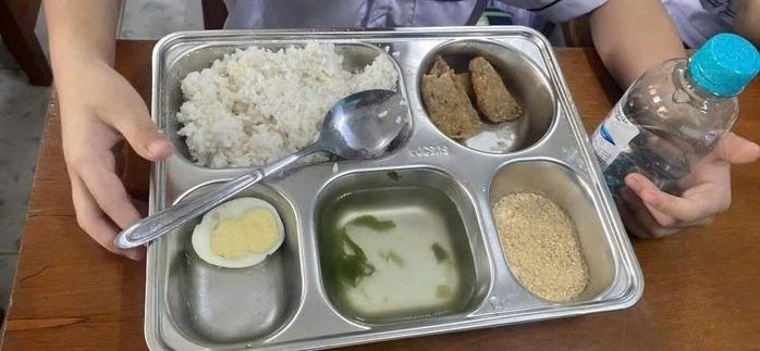 Vụ bữa ăn bán trú 25.000 đồng chỉ có trứng, 3 lát chả, muối lạc ở Quảng Trị: Hiệu trưởng nói gì? - 1