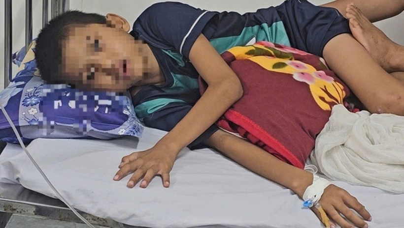 Hàng chục học sinh nhập viện. Ảnh: Báo Tuổi trẻ.