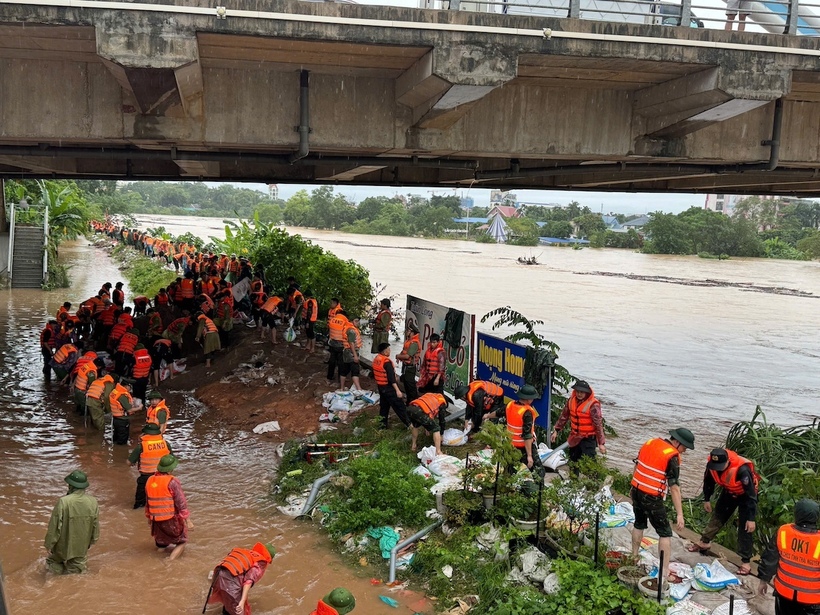 Lực lượng chức năng gia cố đê sông Cầu, khu vực chân cầu Bến Tượng (phường Phan Đình Phùng, Thái Nguyên)