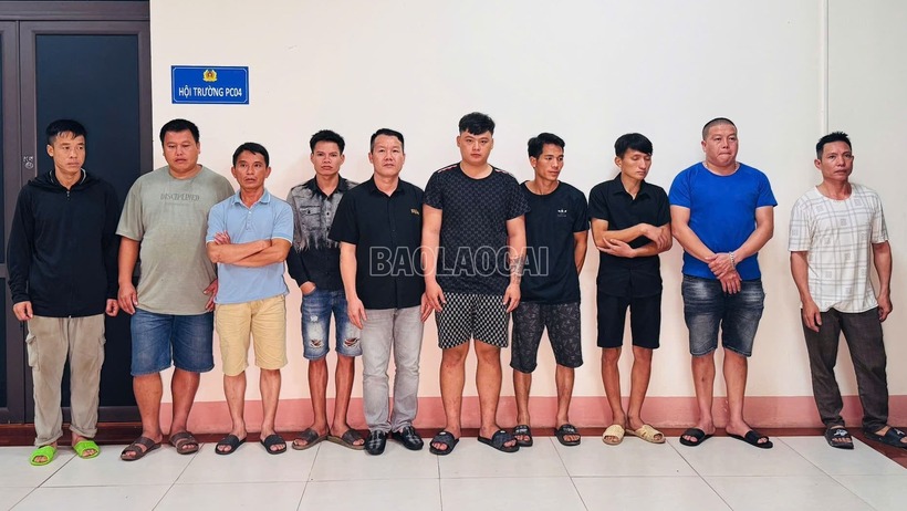 Nhóm người đánh bạc dưới hình thức game bắn cá. Ảnh: Báo Lào Cai.