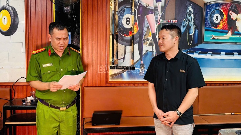 Cơ quan Cảnh sát điều tra thi hành lệnh khám xét nơi ở của Nguyễn Văn Hùng. Ảnh: Báo Lào Cai.