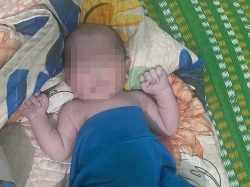 Cháu bé hiện đã được bàn giao về cho mẹ và gia đình chăm sóc. (Ảnh: Tiền phong)
