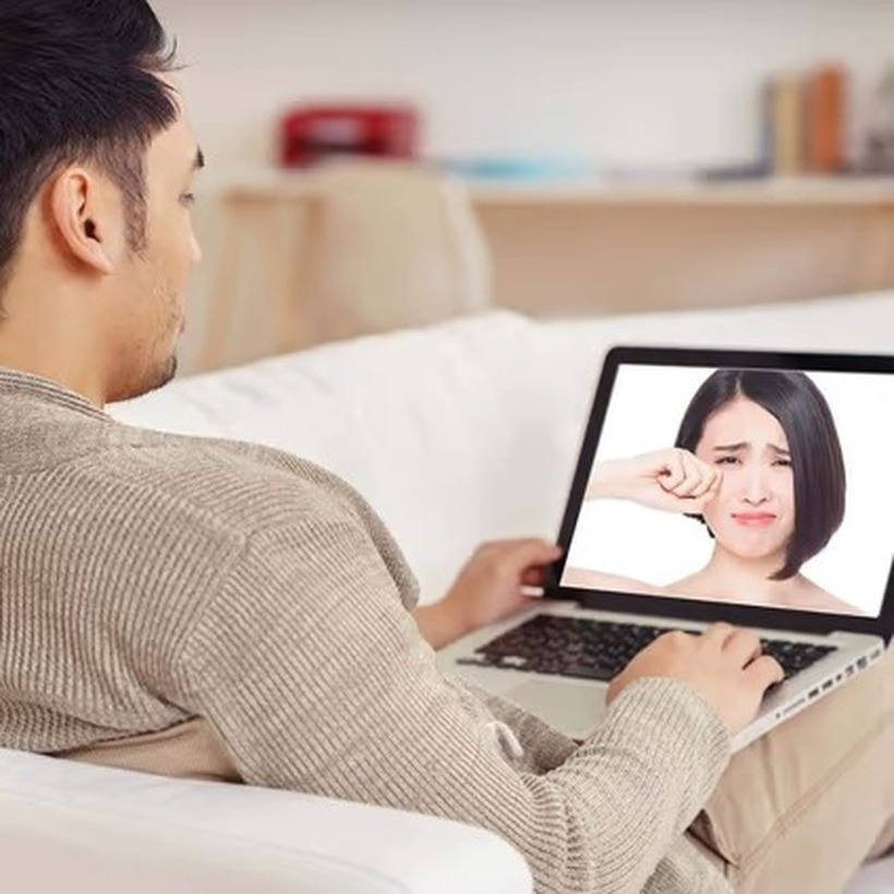 Trong 6 tháng "yêu đương",&nbsp;nam thanh niên không hề phát hiện ra "bạn gái" của mình thực ra là đàn ông. Ảnh minh họa.