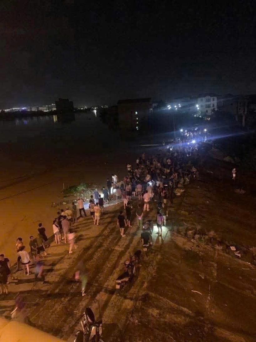 Hàng nghìn người xuyên đêm đắp đê, chống lũ ở Bắc Ninh - 11