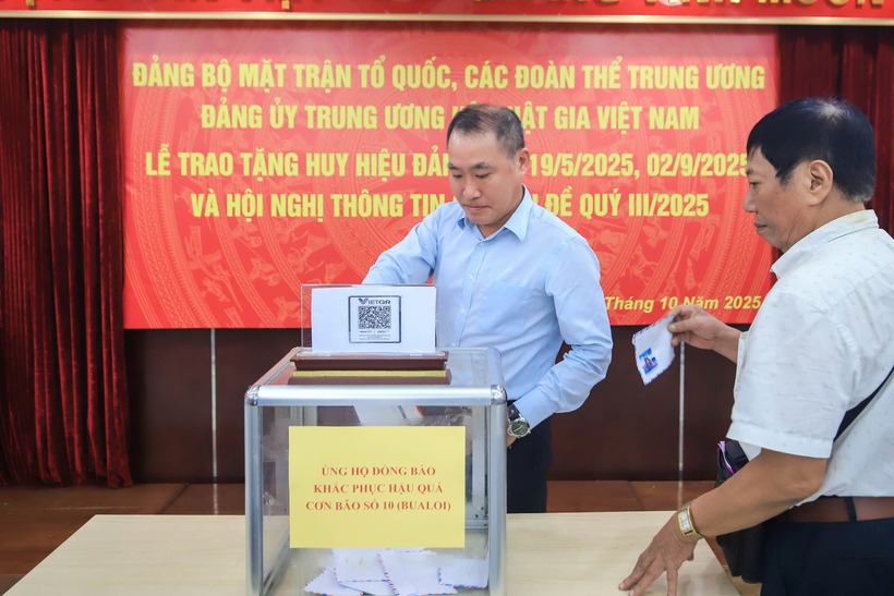 Hội Luật gia Việt Nam ủng hộ đồng bào vùng bão lũ, trao tặng huy hiệu Đảng cho đảng viên ưu tú - 4