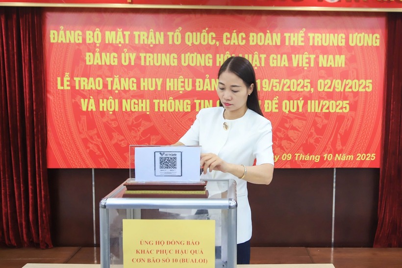 Hội Luật gia Việt Nam ủng hộ đồng bào vùng bão lũ, trao tặng huy hiệu Đảng cho đảng viên ưu tú - 5