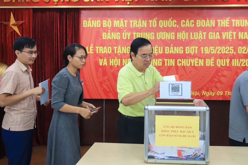 Hội Luật gia Việt Nam ủng hộ đồng bào vùng bão lũ, trao tặng huy hiệu Đảng cho đảng viên ưu tú - 6