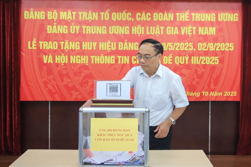 Các đồng chí Đảng viên trong toàn Đảng bộ đã hưởng ứng tham gia, quyên góp cho đồng bào bị thiệt hại do cơn bão số 10.
