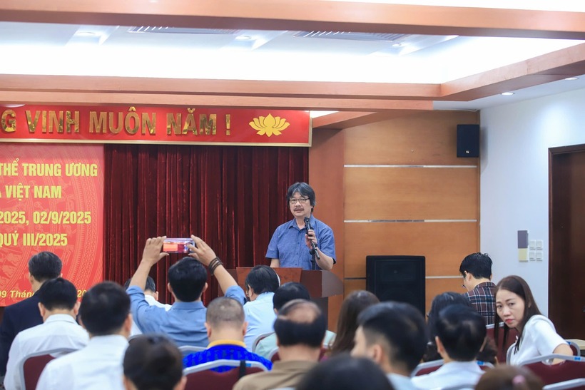 Đồng chí Lương Mai Sao công bố các quyết định tặng huy hiệu Đảng.