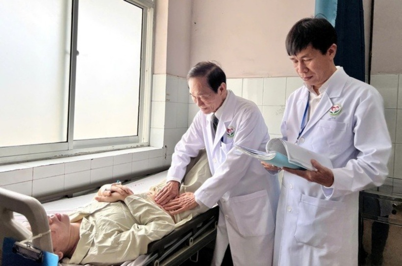 Bác sĩ thăm khám cho bệnh nhân. Ảnh: Sức khoẻ & Đời sống.