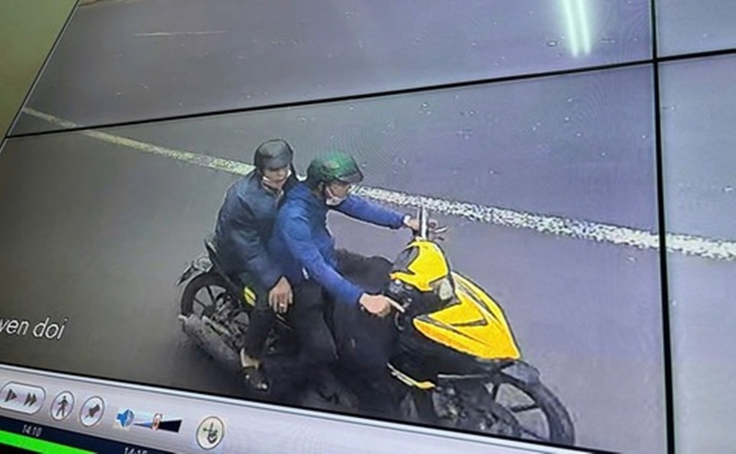 Camera ghi hình 2 đối tượng cướp giật. (Ảnh: Công an xã Phú Giáo)