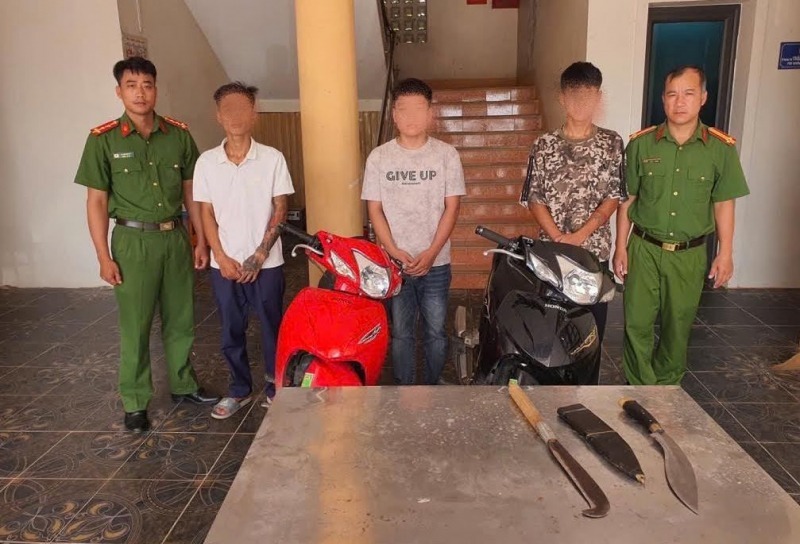 Các đối tượng tại cơ quan công an. (Ảnh: Công an tỉnh Nghệ An)