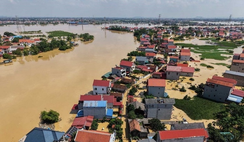 Nhiều hộ dân thôn Ngô Đạo, xã Đa Phúc (Hà Nội) bị ngập sâu đến hơn 2m do lũ sông Cầu dâng cao. (Ảnh: TTXVN)