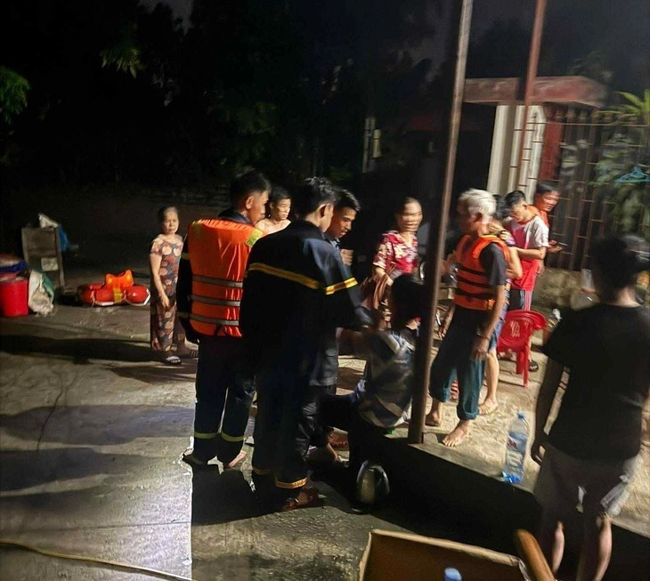 Những người trên chiếc xuồng bị lật được cứu kịp thời đưa vào nhà dân. Ảnh: Tuổi trẻ