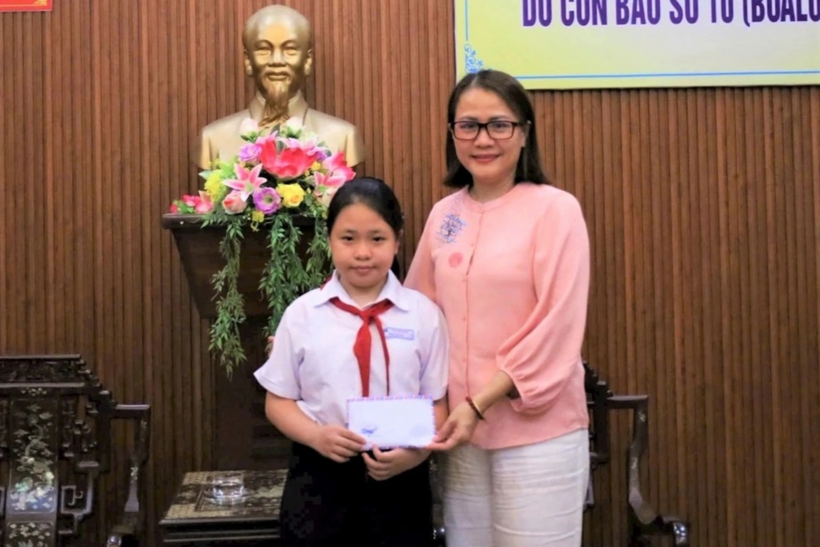Ủy ban Mặt trận Tổ quốc Việt Nam thành phố Đà Nẵng tiếp nhận ủng hộ của em Hoàng Lê Bảo Quyên. Ảnh: Dân trí