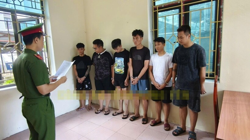 Cơ quan Cảnh sát điều tra đọc Quyết định khởi tố vụ án, khởi tố bị can về tội Gây rối trật tự công cộng. Ảnh: Công an tỉnh Hưng Yên.