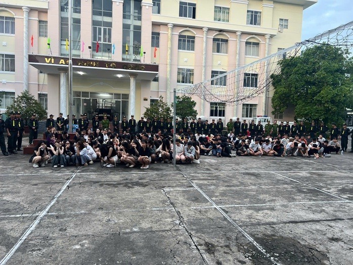 Các đối tượng được đưa về trụ sở công an để làm việc. Ảnh: Người lao động