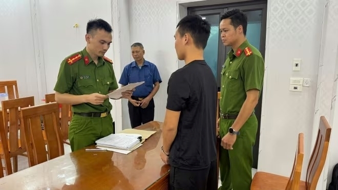 Cơ quan Cảnh sát điều tra Công an tỉnh Hưng Yên đọc lệnh bắt tạm giam đối với Trần Văn Đức. Ảnh: An ninh Thủ đô