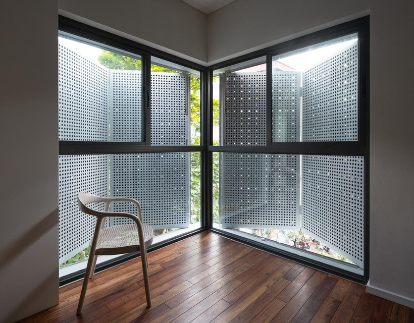 Thiết kế nhiều cửa sổ giao nhau tại các bức tường tạo nên điểm nhấn thú vị cho ngôi nhà.