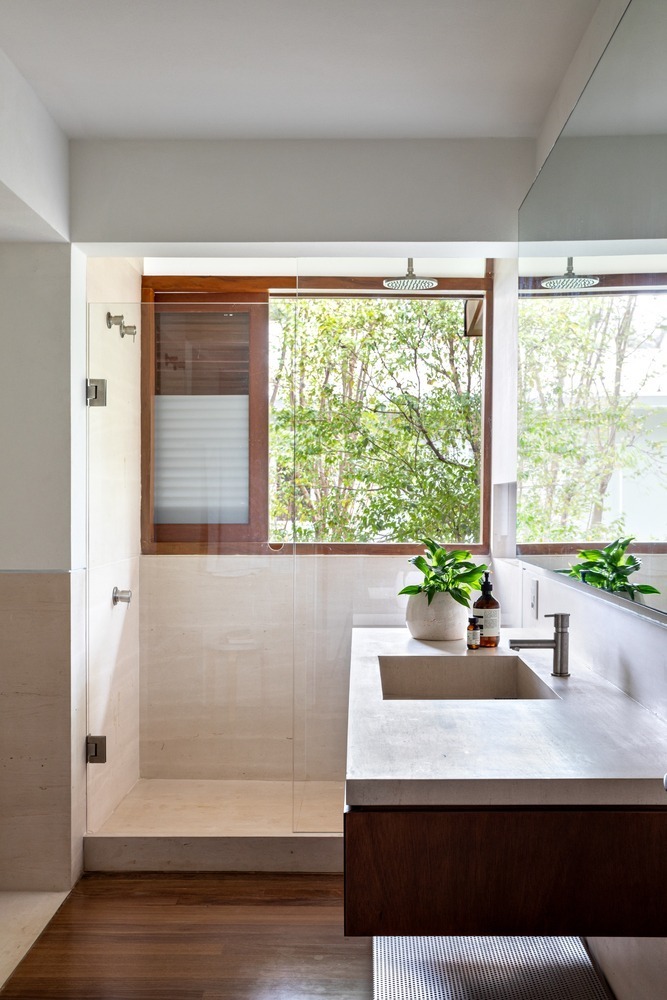 Nếu bạn là người yêu thích không gian sáng, thích hòa mình với thiên nhiên và mong muốn một cuộc sống trong lành, mát mẻ, thì một ngôi nhà có nhiều cửa sổ được bố trí thông minh chắc chắn là lựa chọn lý tưởng.