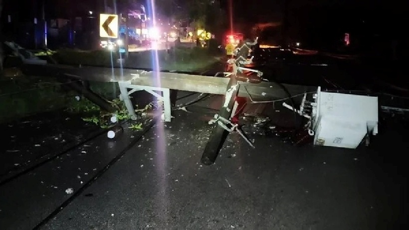 Một trong số các cột điện bị gãy đôi, đổ ngang lòng đường, khiến giao thông bị tê liệt. Ảnh: Khaosod.