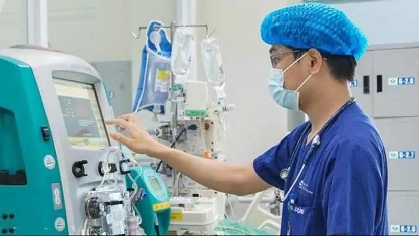 Bác sĩ Trần Bá Dũng đã trực tiếp điều trị nhiều trẻ bị đuối nước, nhập viện trong tình trạng rất nặng. Ảnh: PLO