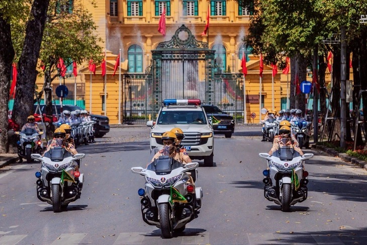 Cảnh sát dẫn đoàn, phân luồng giao thông. (Ảnh: Tuổi trẻ)