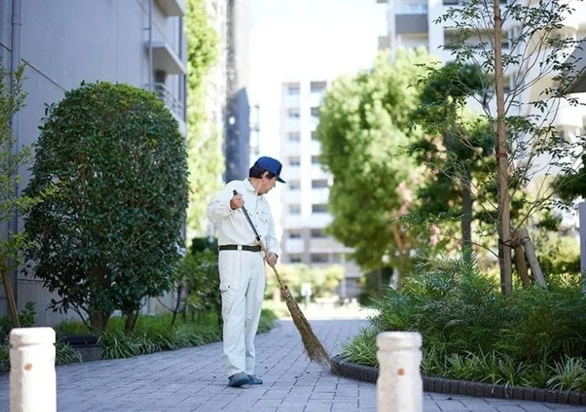 Ông Koichi Matsubara làm công việc lao công dọn dẹp và bảo trì cơ bản tại một khu chung cư. Ảnh: Handout.