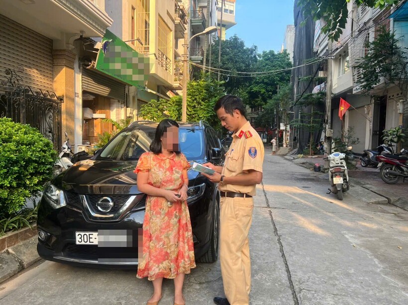 CSGT nhanh chóng xác định người điều khiển xe và tiến hành làm việc, xử lý theo quy định.
