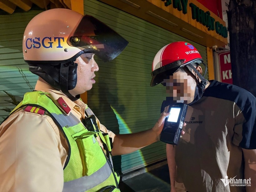 Nam công nhân có nồng độ cồn "kịch khung" khi điều khiển xe máy. Ảnh: VietNamnet