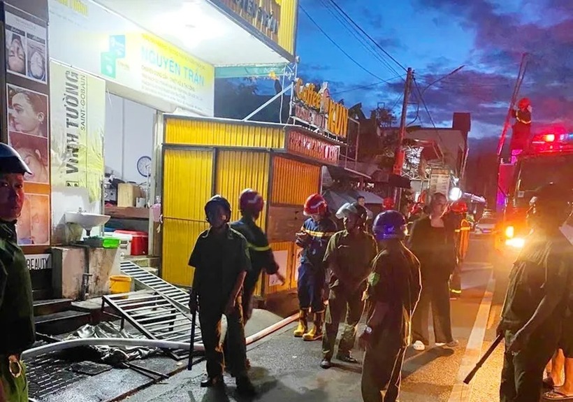 Lực lượng công an có mặt tại hiện trường dập tắt đám cháy và điều tra nguyên nhân. Vụ việc nghi vấn do phóng hỏa đốt nhà. (Ảnh: PLO)
