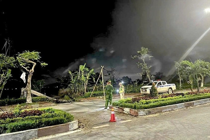 Lực lượng chức năng khám nghiệm hiện trường. Ảnh: Dân trí