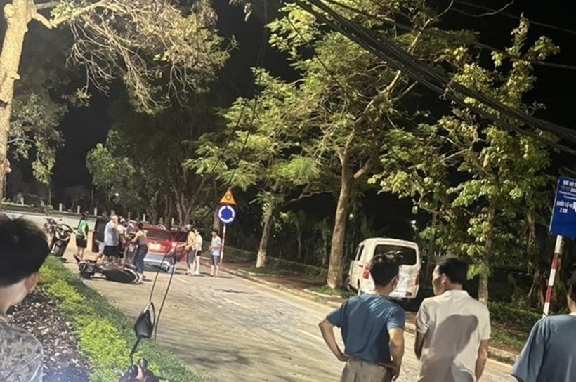 Hiện trường vụ tai nạn giao thông làm nguyên chủ tịch xã ở Nghệ An tử vong. Ảnh: Lao động