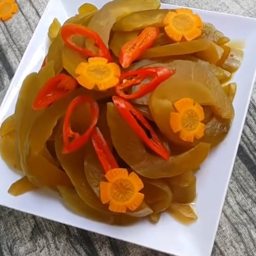 Với chi phí thấp, nguyên liệu dễ tìm và cách chế biến đơn giản, dưa mắm là món ăn kèm quen thuộc, được nhiều người yêu thích bởi hương vị thơm ngon. Ảnh minh họa.