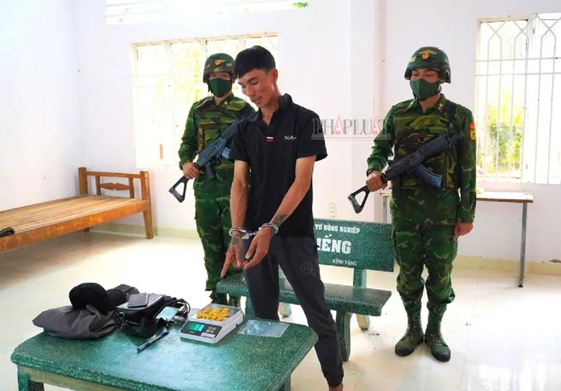 Trần Đình Sâm bị bắt giữ cùng 16 khoanh vàng tại Đồn Biên phòng cửa khẩu Mỹ Quý Tây. Ảnh: PLO