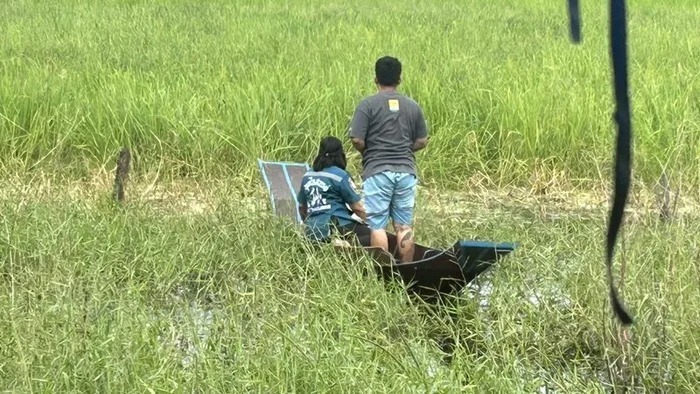 Lực lượng chức năng đã phải sử dụng thuyền để tiếp cận và trục vớt thi thể.