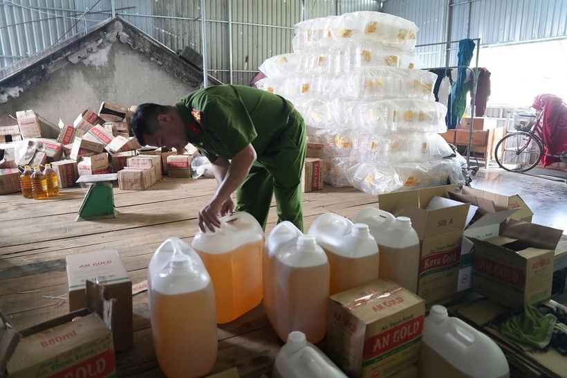Bên trong xưởng sản xuất dầu ăn của Công ty An Thịnh Food do bà Mai làm giám đốc. (Ảnh: Công an tỉnh Nghệ An)