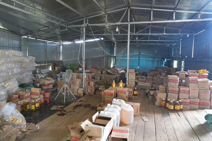 Bà Mai đã xây dựng nhà xưởng, mua máy móc, nguyên liệu, thuê nhân công để sản xuất dầu ăn mang thương hiệu Keva Gold bán ra thị trường. (Ảnh: Công an tỉnh Nghệ An)