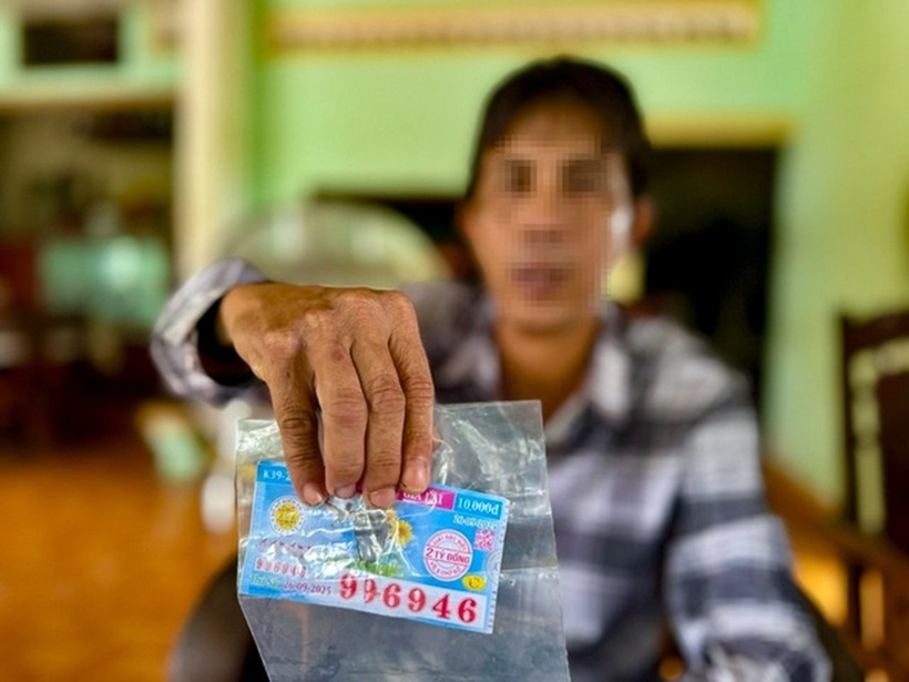 Ông P.D.L cùng tờ vé số trúng độc đắc bị rách. Ảnh: Thanh Niên