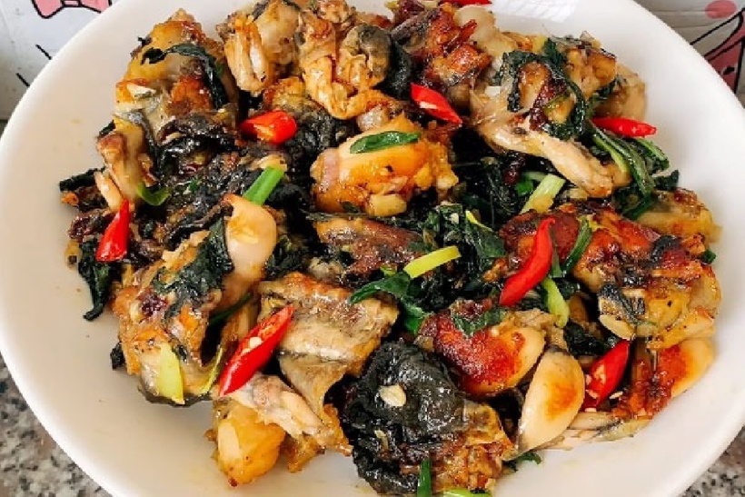 Ếch nướng thành phẩm cho mùi thơm đặc trưng của lá lốt và các gia vị.