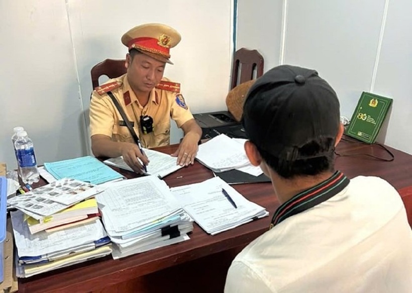 CSGT làm việc với nam thanh niên có hành vi điều khiển xe lạng lách, đánh võng trên Quốc lộ 13. Ảnh: Lao động